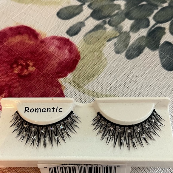Ardell Lashes Romantic Elegant Eyes new - Picture 2 of 2